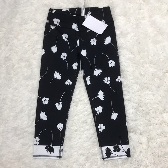 NWT Fabletics Floral crop Leggings - Picture 1 of 4